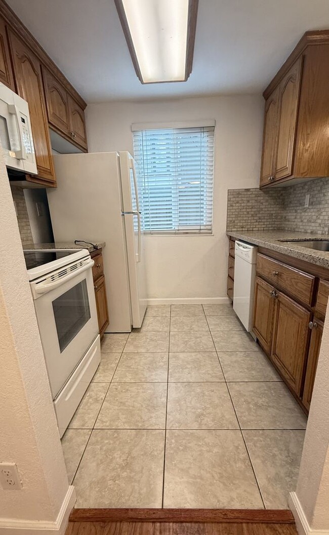Building Photo - Charming 1 bed 1 bath condo on bottom floor