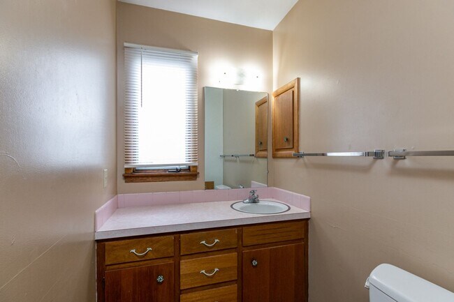 Building Photo - #6 Bedroom House with Awesome Yard Plus Ga...
