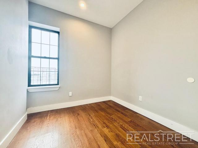 Building Photo - 3 bedroom in Flushing NY 11385