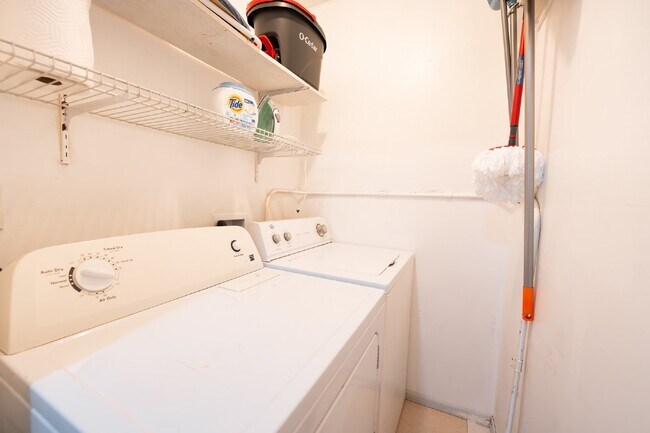 Building Photo - Executive Rental **Stylish & Fully Furnished 2-Bedroom in the Heart of Farmington – Flexible Leas...