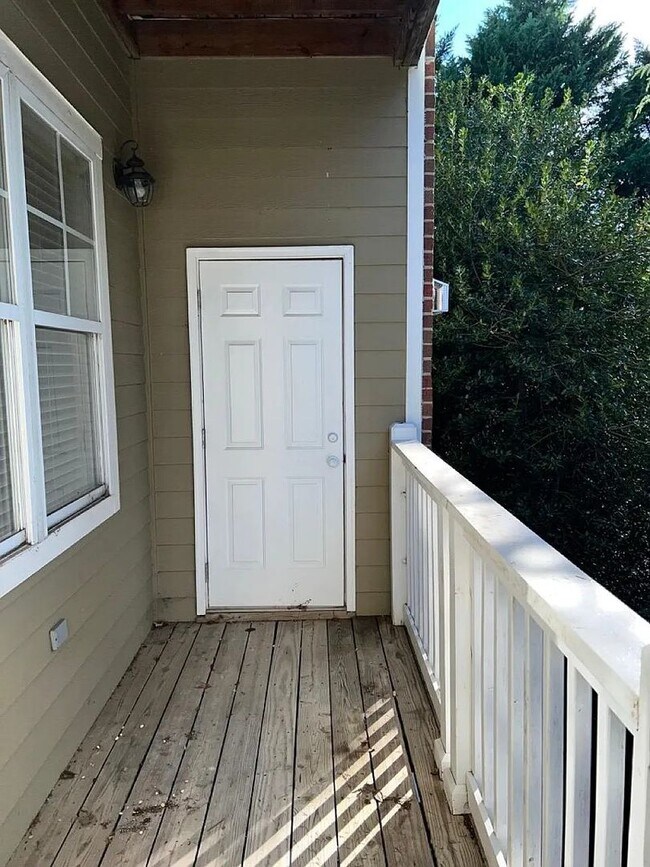 Building Photo - 2 Bed/ 2 Bath Condo located in one of Charlotte's most desired neighborhoods