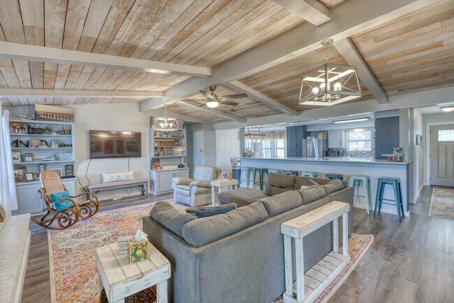 Building Photo - 724 S Chaparral