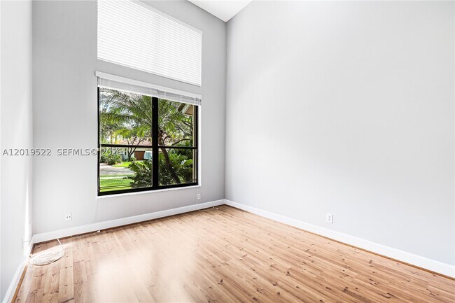 Building Photo - 1256 Manor Dr S