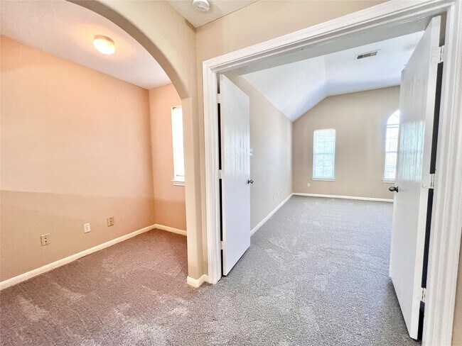 Building Photo - 815 Forest Ivy Ln