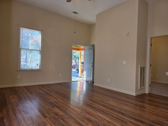 Building Photo - 1102 E 33rd St