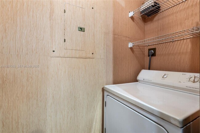 Building Photo - 19601 E Country Club Dr