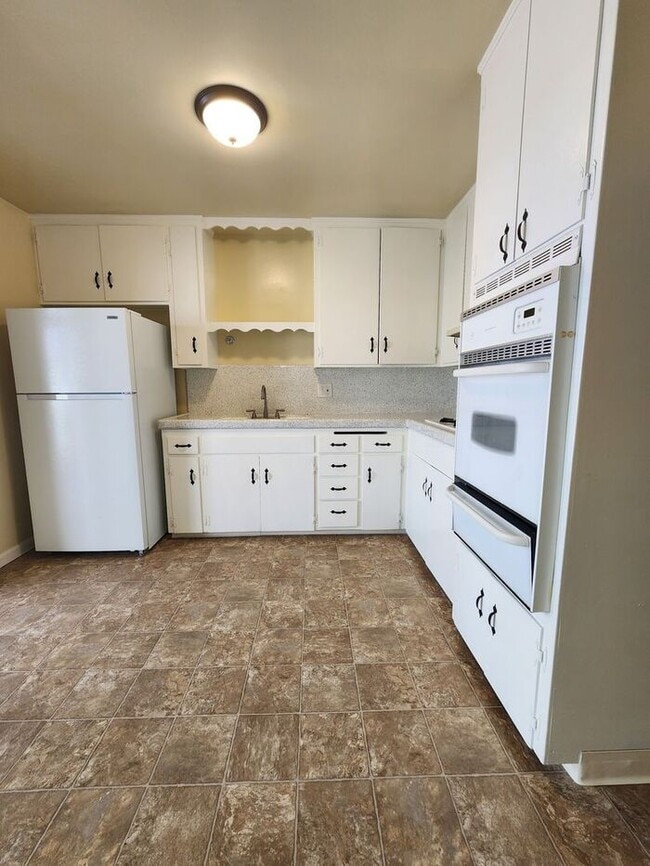 Building Photo - $1000 REBATE-SPACIOUS 2BR/1BA Unit with pr...