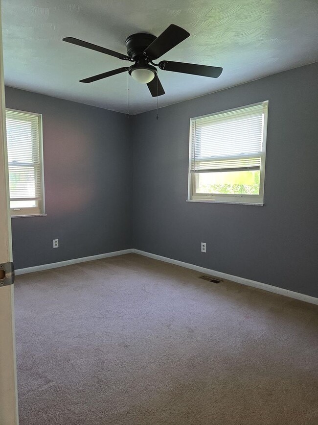 Building Photo - Great 4BR, 2BA single family home with AC ...