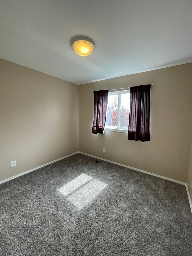 Building Photo - Beautiful 3 Bedroom Home, Pet Friendly!