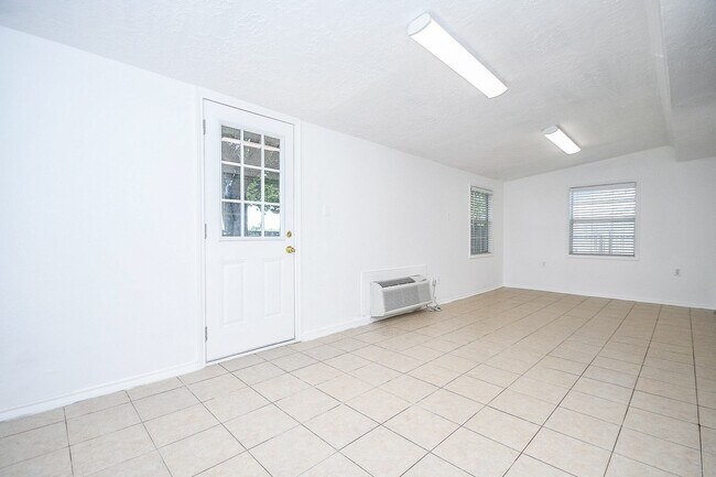 Building Photo - 2430 Long Reach Dr