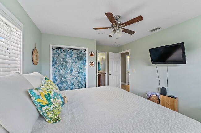 Building Photo - 5854 SE Orange Blossom Trail