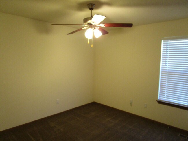 Building Photo - 707-707 Glenstone Dr