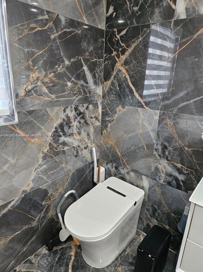 Building Photo - 106 SE 4th Ave