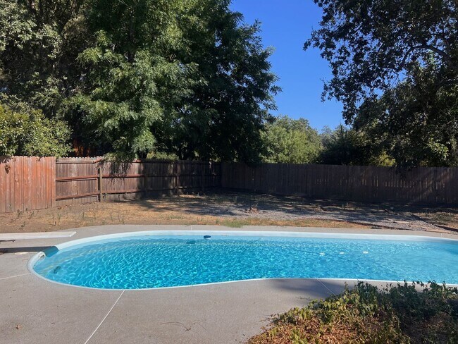 Building Photo - 4 Bedroom Home With Pool!