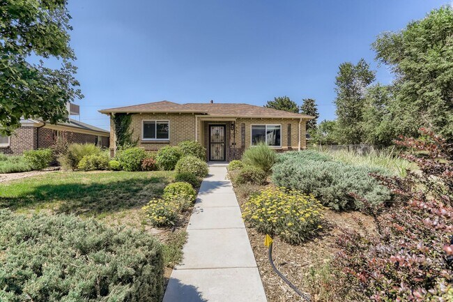 Building Photo - Amazing 4BR, 2BTH in Denver!