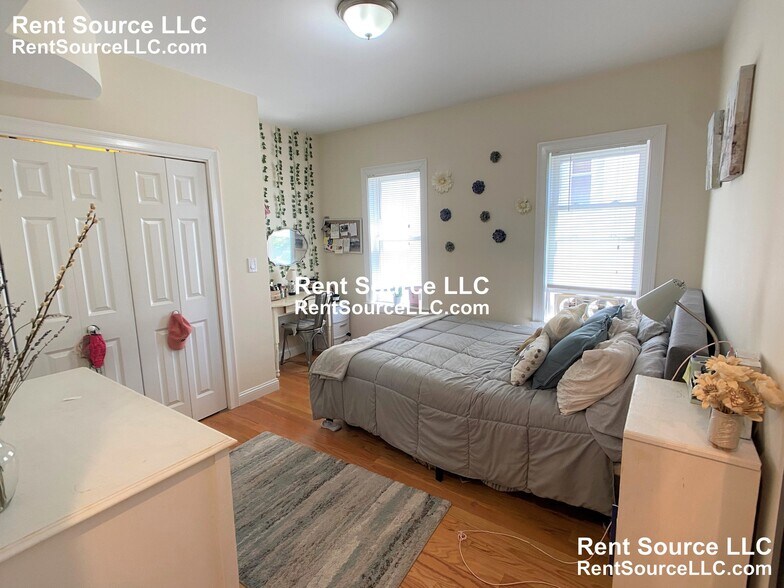 Building Photo - 537 Main St