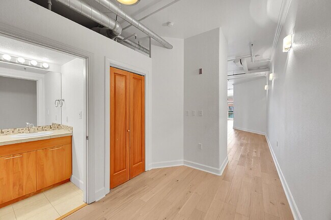 Building Photo - $2,350.00 - 1 Bed 1 Bath Condo with Centra...