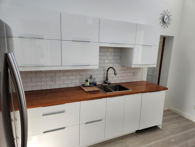 Building Photo - 513 Mulholland Park