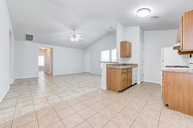 Building Photo - Cute 3BD/2BTH Duplex in Central East Norman!