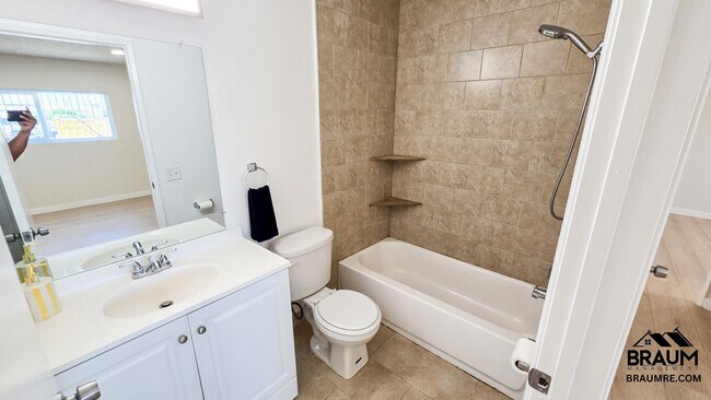 Building Photo - 2 BEDROOM  IN NOHO ARTS