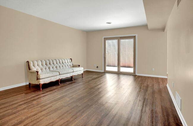 Building Photo - 3 bed 2.5 bath  Condo- Woodcrest Village