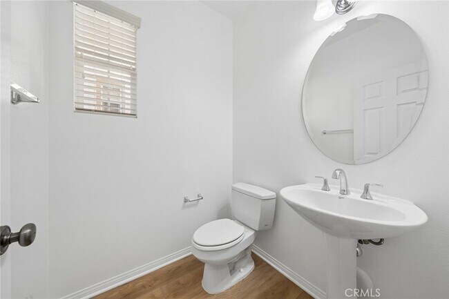 Building Photo - 215 Dewdrop