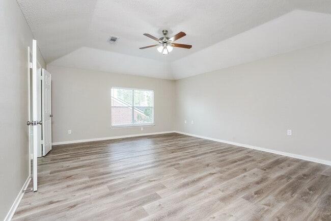 Building Photo - 18162 Holly Green Dr