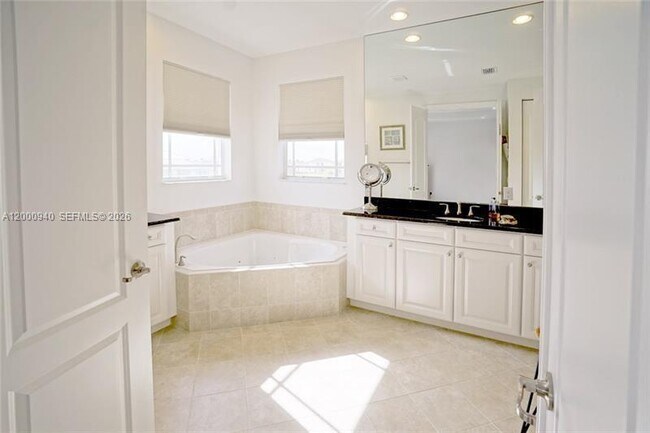 Building Photo - 8630 Lakeside Bnd