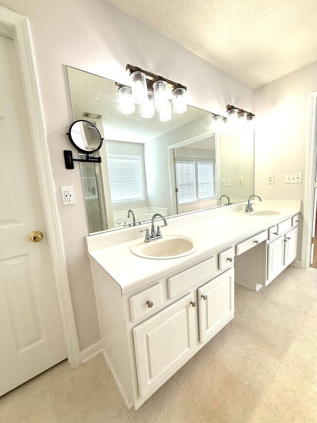 Building Photo - LOCATION!  Close to the outlet Malls and D...