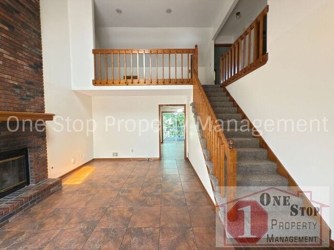 Building Photo - Cozy 2 Bedroom Duplex with Loft & Garage –...