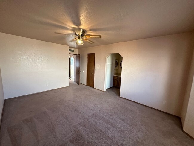 Building Photo - Cute 2 bedroom, 2 bathroom home with firep...