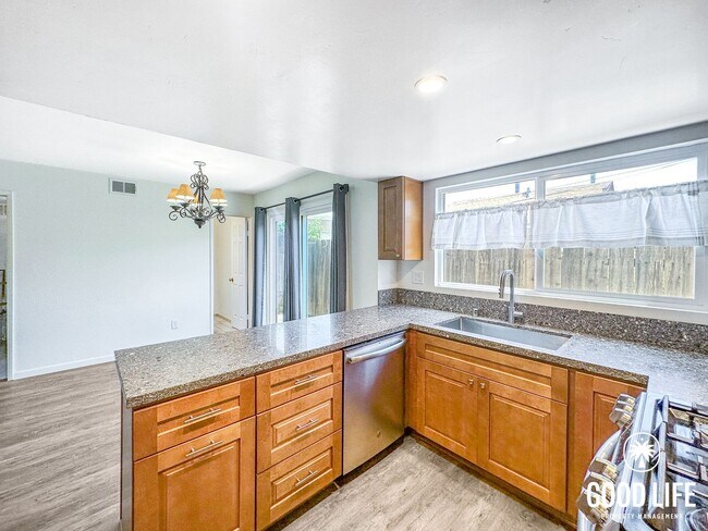 Building Photo - SD: Renovated 3BD/2.5BA Condo in Chula Vista with Fireplace, W/D & Private Balcony