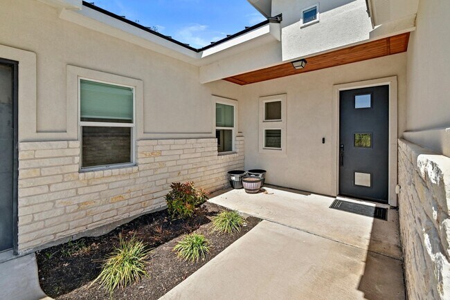 Building Photo - 104 Desert Rose S