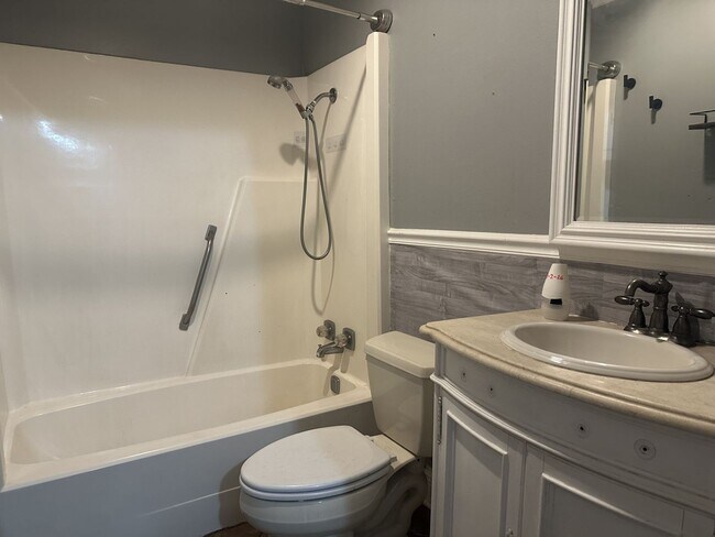 Building Photo - Charming Cottage in Beverly Hills Subdivision
