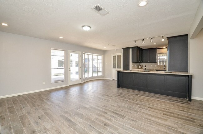 Building Photo - 9215 Sharpcrest St