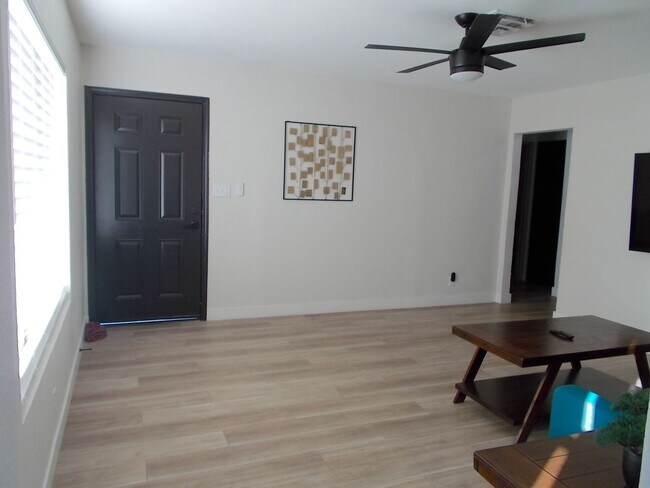 Building Photo - Beautifully Furnished 2-Bedroom 2-Bath Tow...