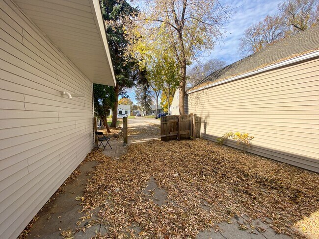 Building Photo - 2 Bedroom Single Family
