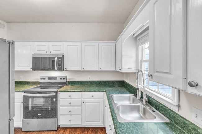 Building Photo - Beautifully Renovated Townhome (2BR/2.5BA)...