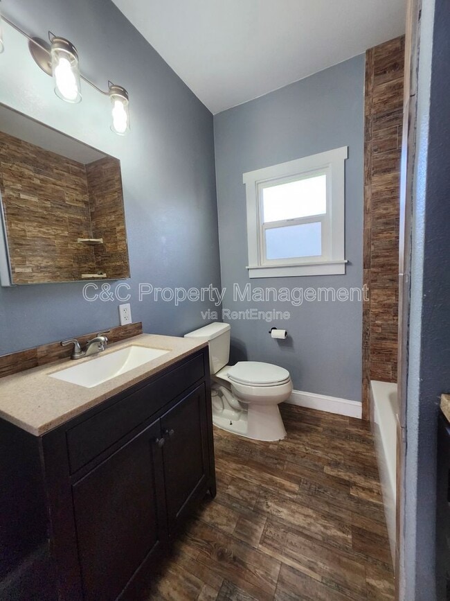 Building Photo - 765 E San Joaquin Ave