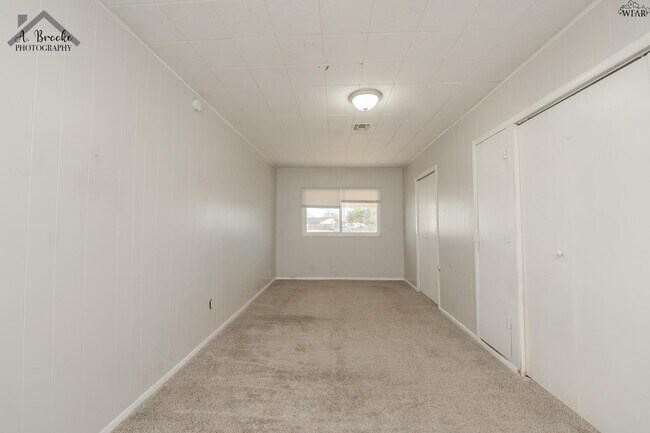 Building Photo - 1400 Phoenix Dr