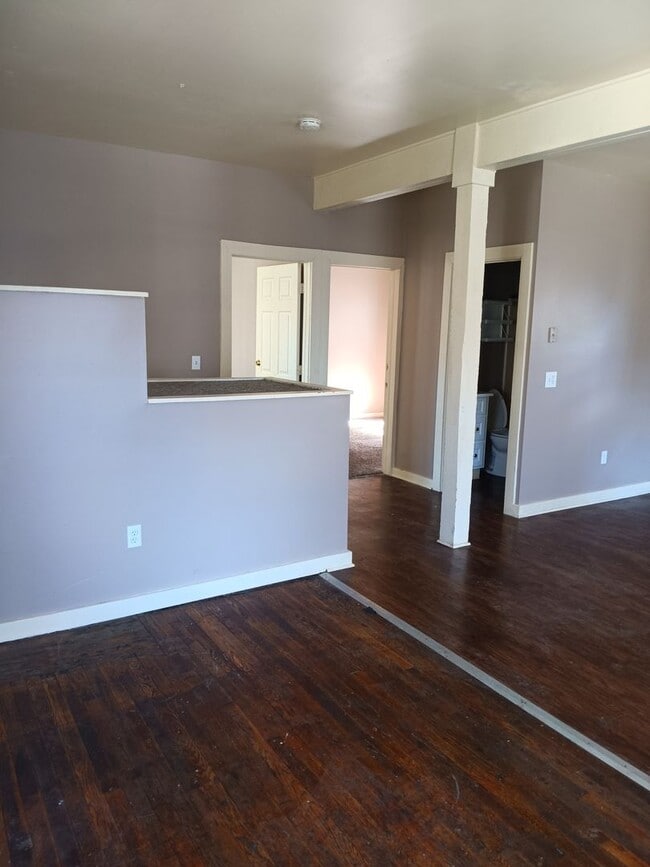 Building Photo - Rentschler Duplex