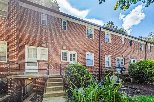 Building Photo - Border of Bethesda & Silver Spring 2+1 TWO...