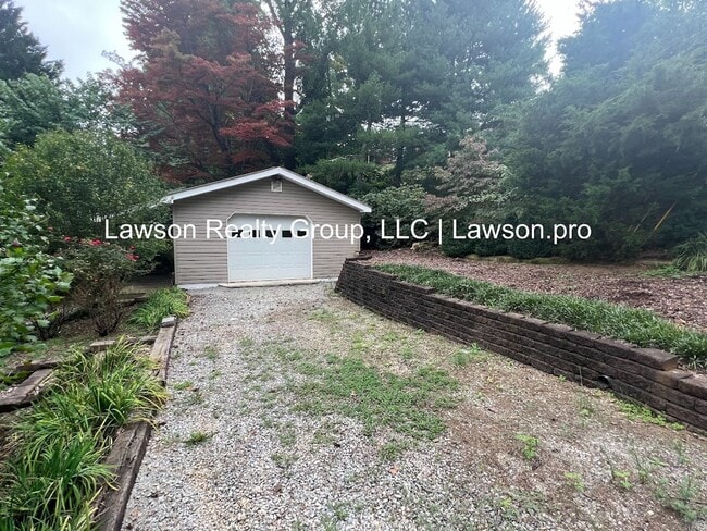 Building Photo - Beautiful Cave Spring Split Level with Bac...