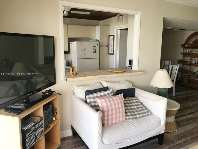 Building Photo - 18181 NE 31st Ct