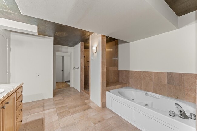 Building Photo - 1005 S Shepherd Dr