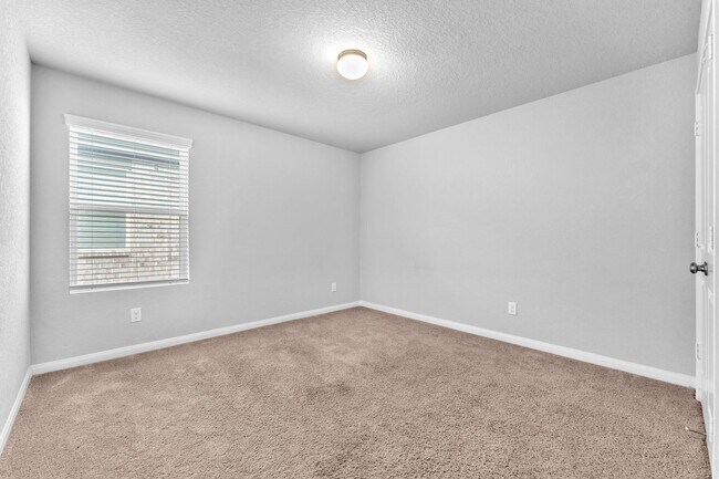 Building Photo - 1044 Raceland Rd