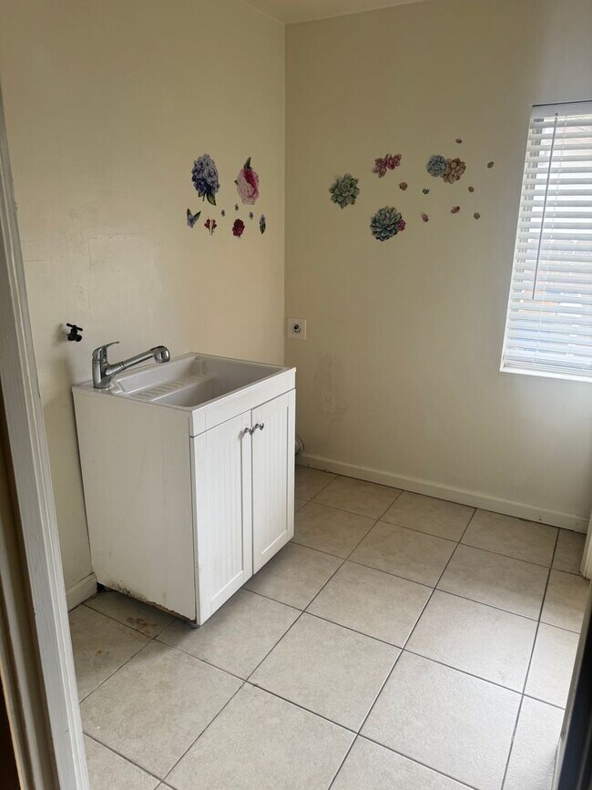 Building Photo - Single Family Home