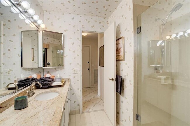 Building Photo - 5051 Pine Dr