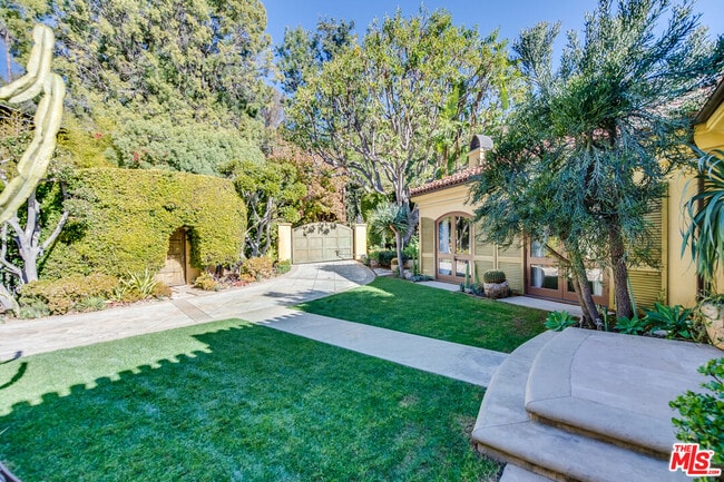 Building Photo - 9530 Hidden Valley Rd