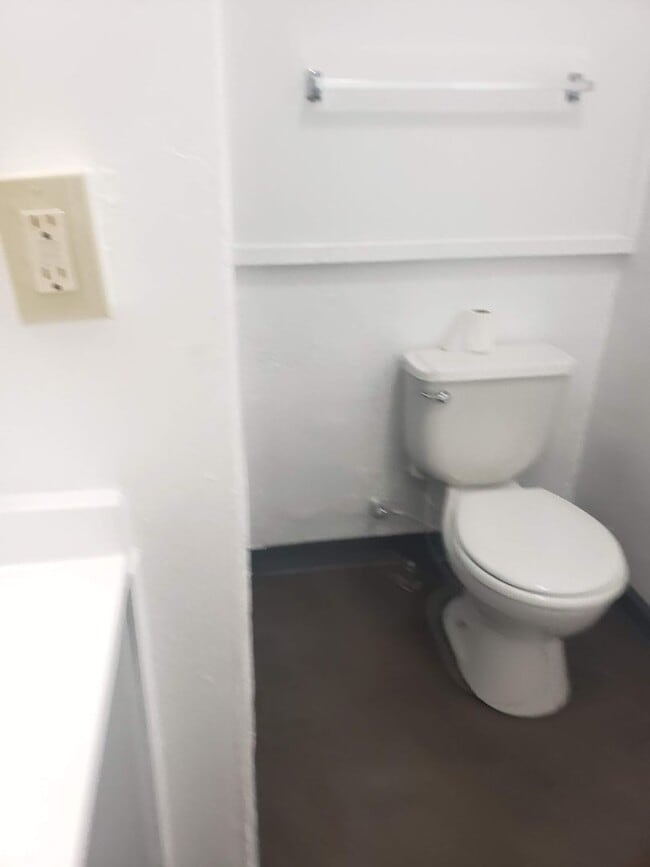 Building Photo - Cozy & Fresh Studio Apartment